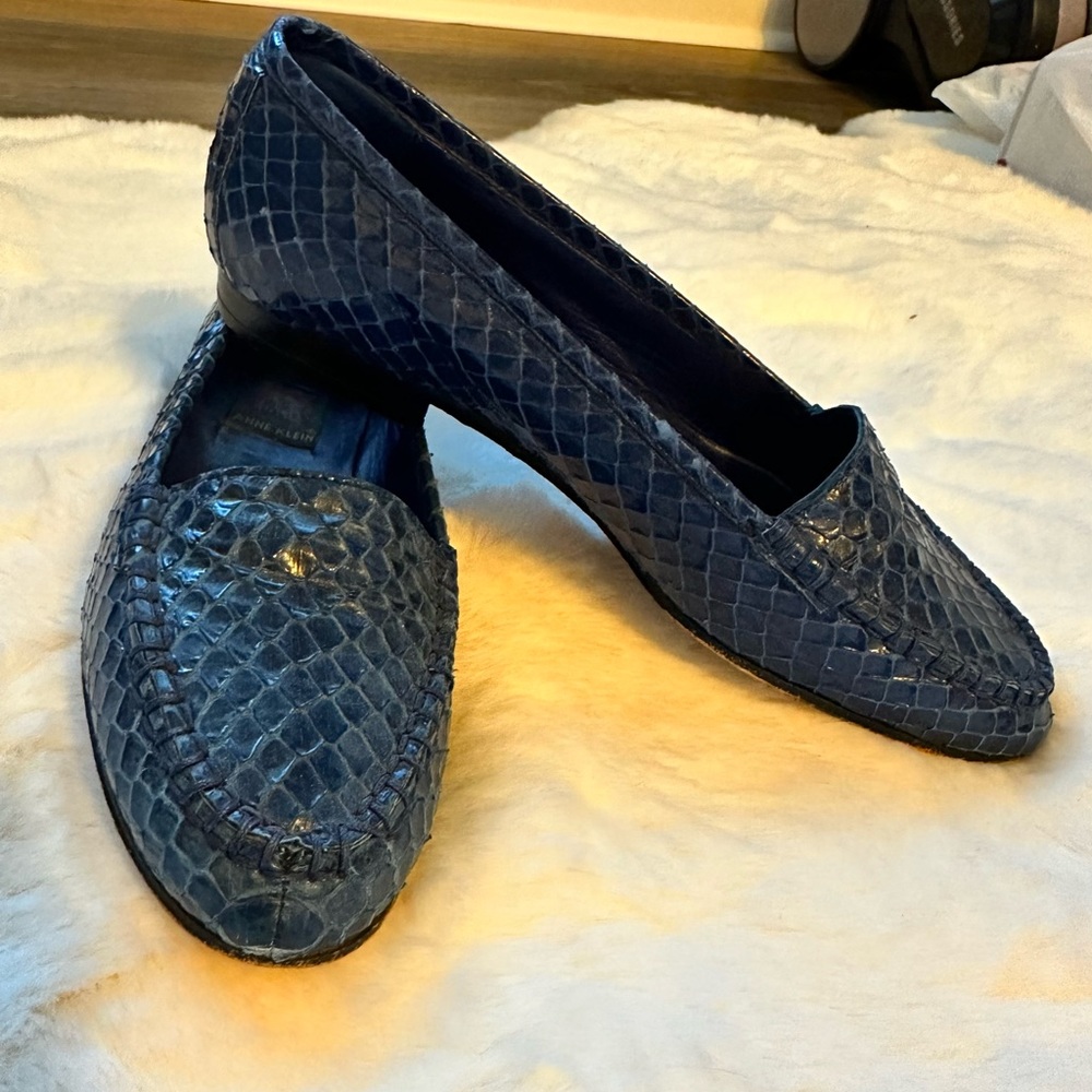 Blue alligator Anne Klein flats. Size 6